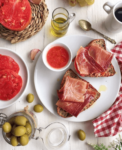 Desayuno Español_ Pan con aceite, tomate y jamón_ - FIT HAPPY SISTERS